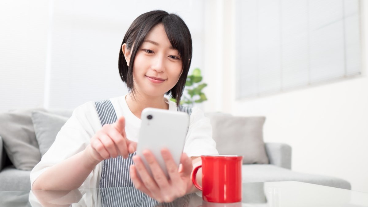 スマホで注文しようとしている女性